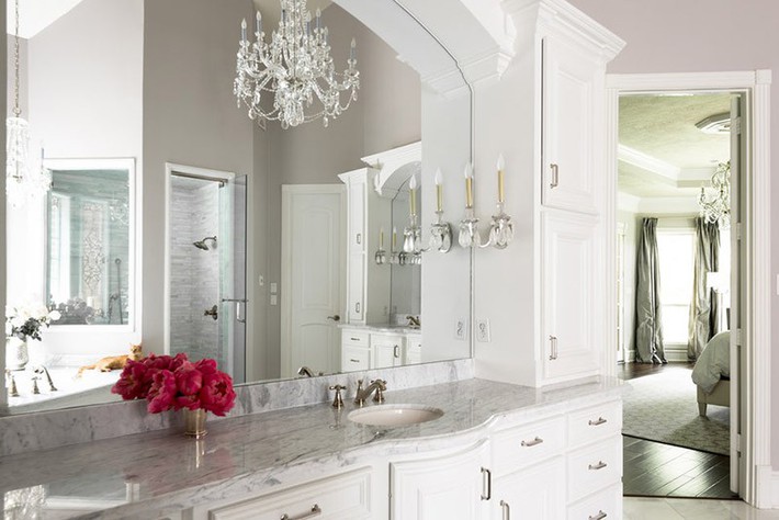 Nâng tầm vẻ đẹp của căn phòng tắm gia đình với thiết kế đèn chùm rực rỡ - Ảnh 12.