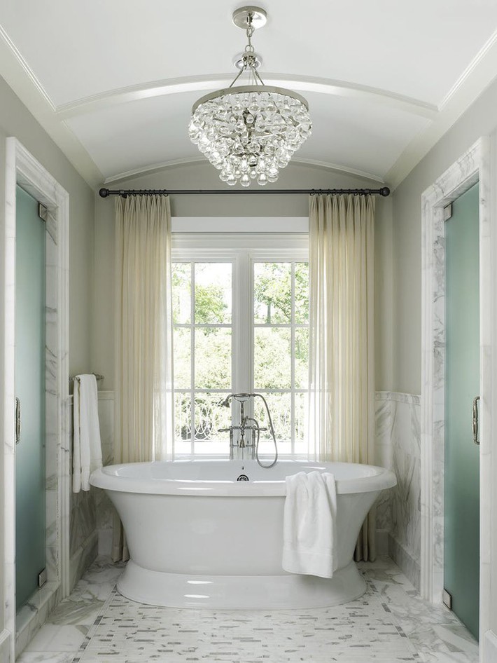 Nâng tầm vẻ đẹp của căn phòng tắm gia đình với thiết kế đèn chùm rực rỡ - Ảnh 13.