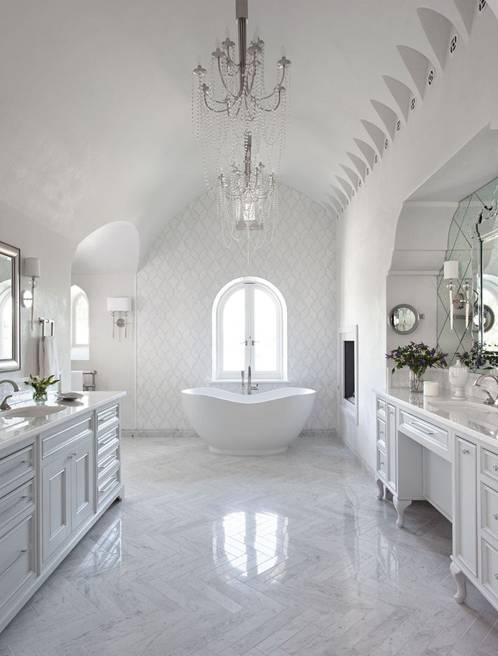 Nâng tầm vẻ đẹp của căn phòng tắm gia đình với thiết kế đèn chùm rực rỡ - Ảnh 2.