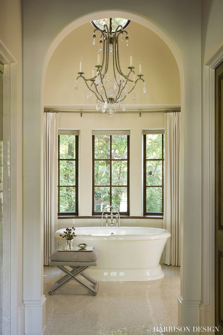 Nâng tầm vẻ đẹp của căn phòng tắm gia đình với thiết kế đèn chùm rực rỡ - Ảnh 8.
